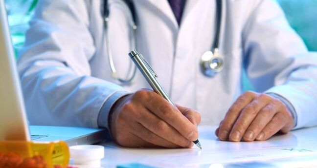 Ārsts izraksta ārstēšanu pacientam ar parazītiem zem ādas